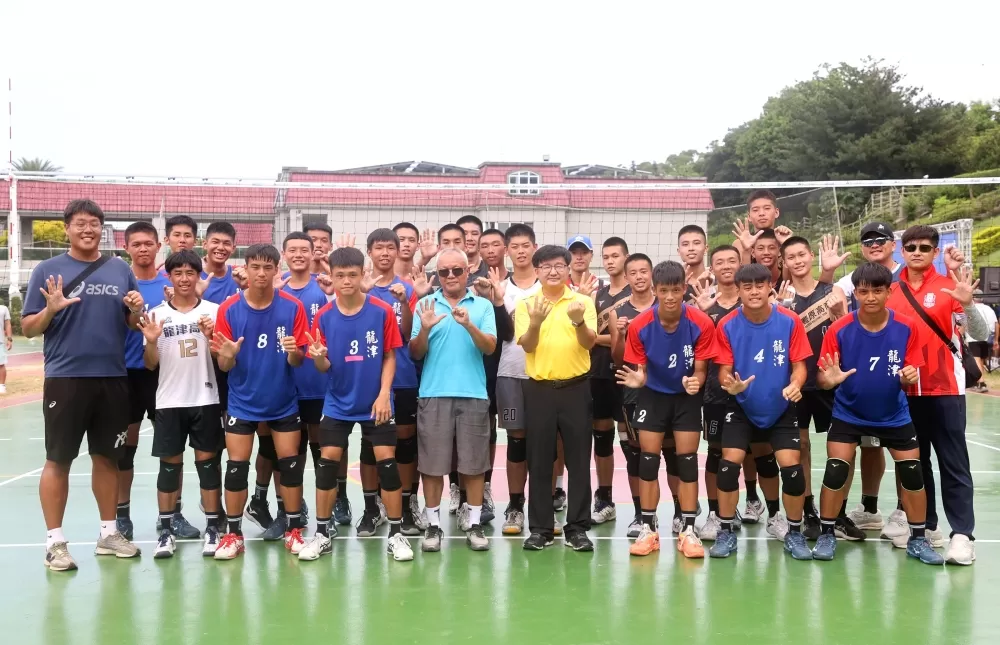 系出同門的豐原高商和龍津高中在高男組金包銀。林嘉欣／攝影。