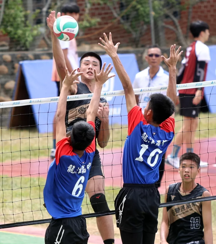 豐原高商畢宗元攻擊，龍津高中莊子諒和許凱勛雙人攔網。林嘉欣／攝影。