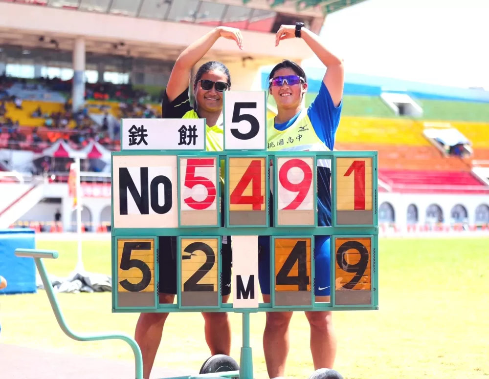 江靜緣（右）破懸22年鐵餅U18全國紀錄躍歷年第二傑。游志皓／攝影。