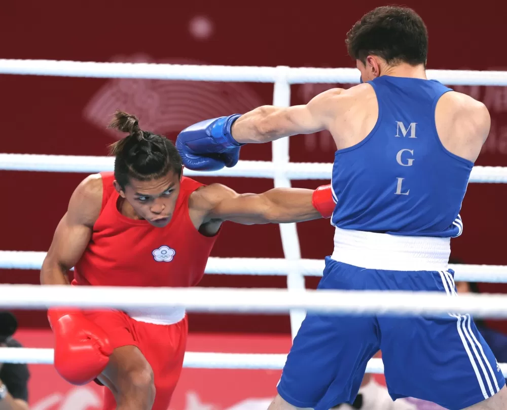 賴主恩（左）在亞運男子拳擊賽奪銀。中華奧會提供。