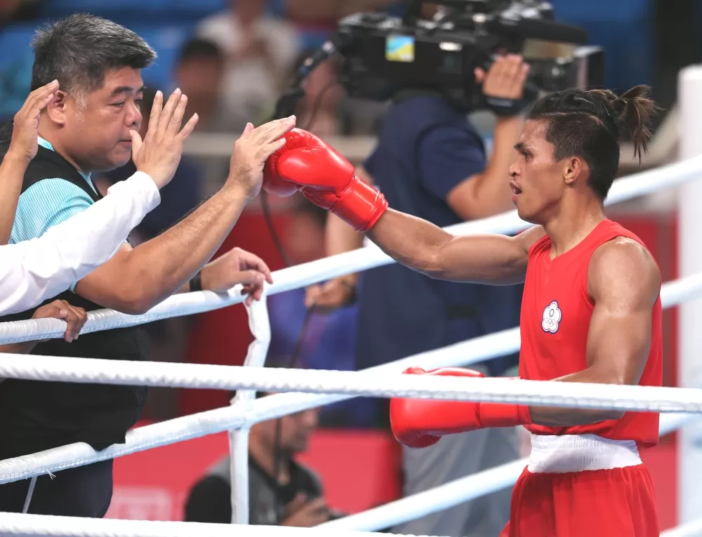 賴主恩和教練羅尚策（左）擊掌。中華奧會提供。