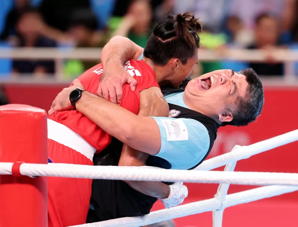 賴主恩和教練羅尚策激動相擁。中華奧會提供。