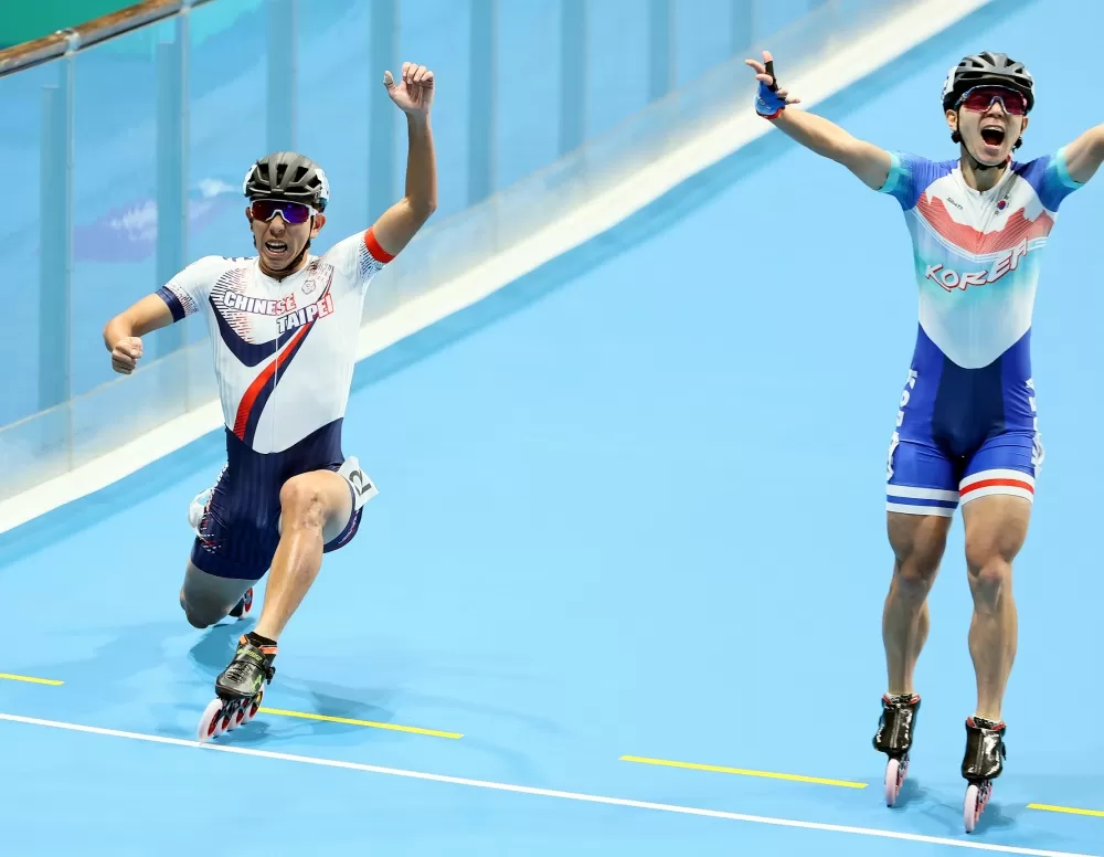 我國滑輪競速溜冰男子代表隊(第4棒黃玉霖，左)在3千公尺接力賽率先衝過終點。