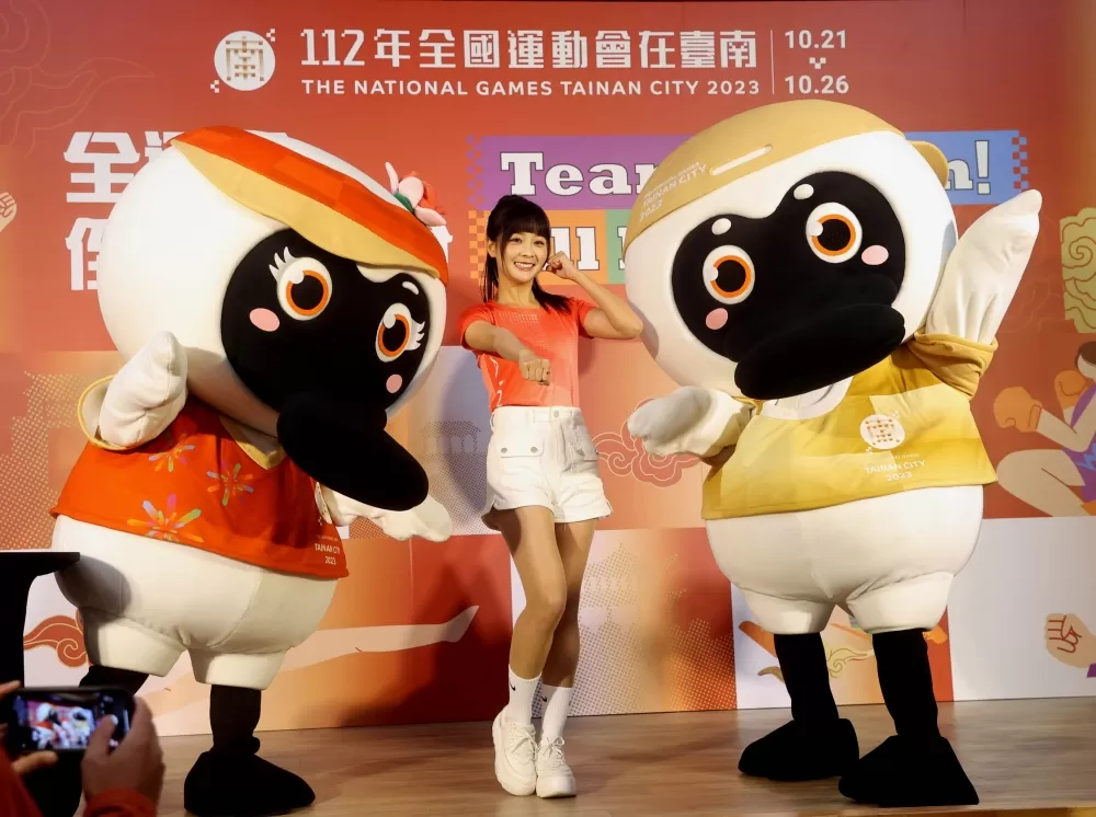 全運代言人籃籃和吉祥物合影。林嘉欣/攝影。