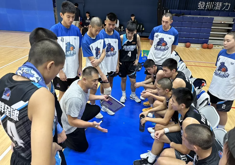 大成教練溫志中面授機宜。