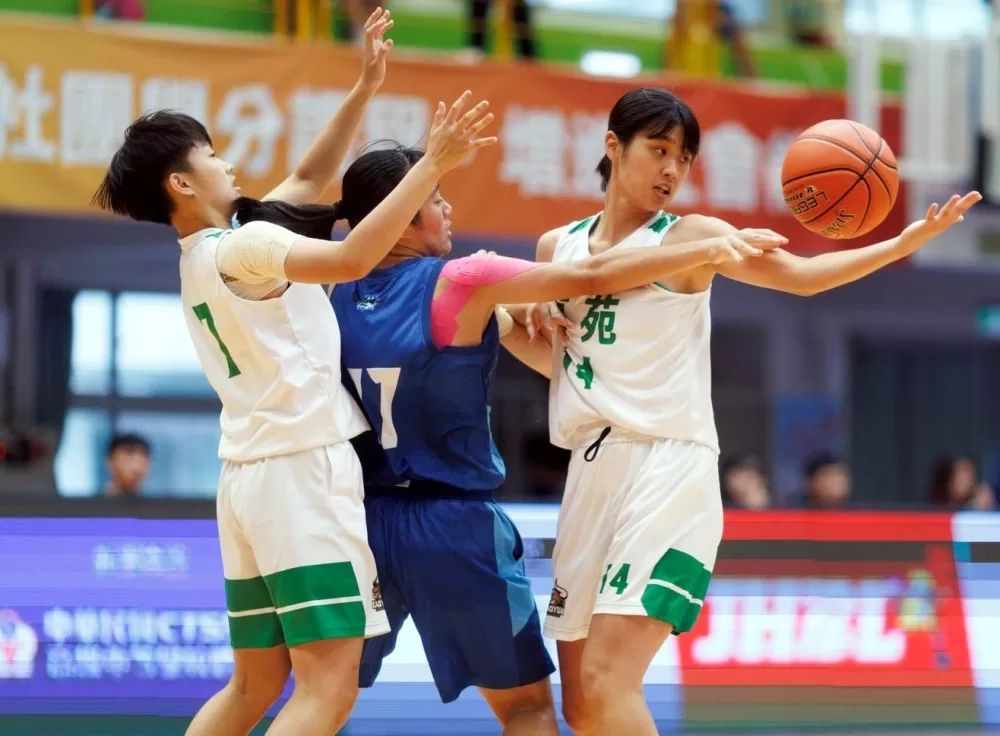 竹商、高苑「三明治」式攻防到位有趣。