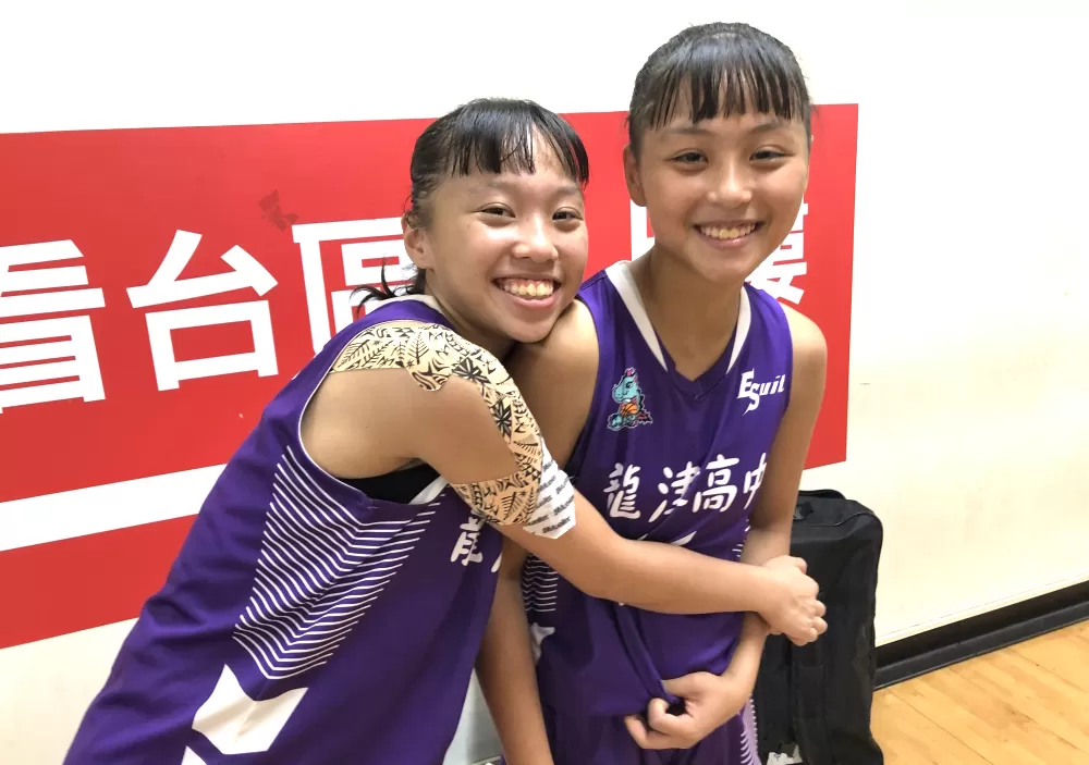 龍津姊妹檔的高三姊姊賴沛函（左）喜歡鬧小2屆的菜鳥妹妹賴沛芸。