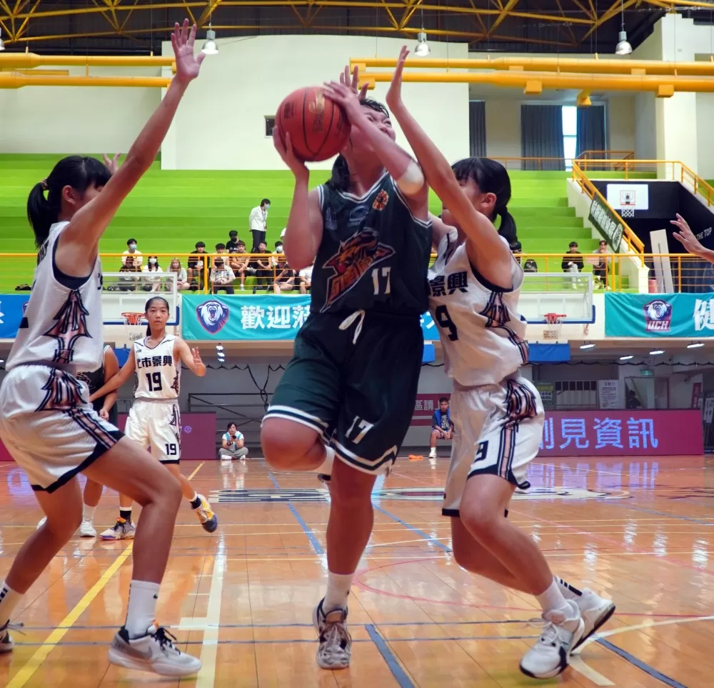 國風徐欣怡突破兩人包夾上籃。