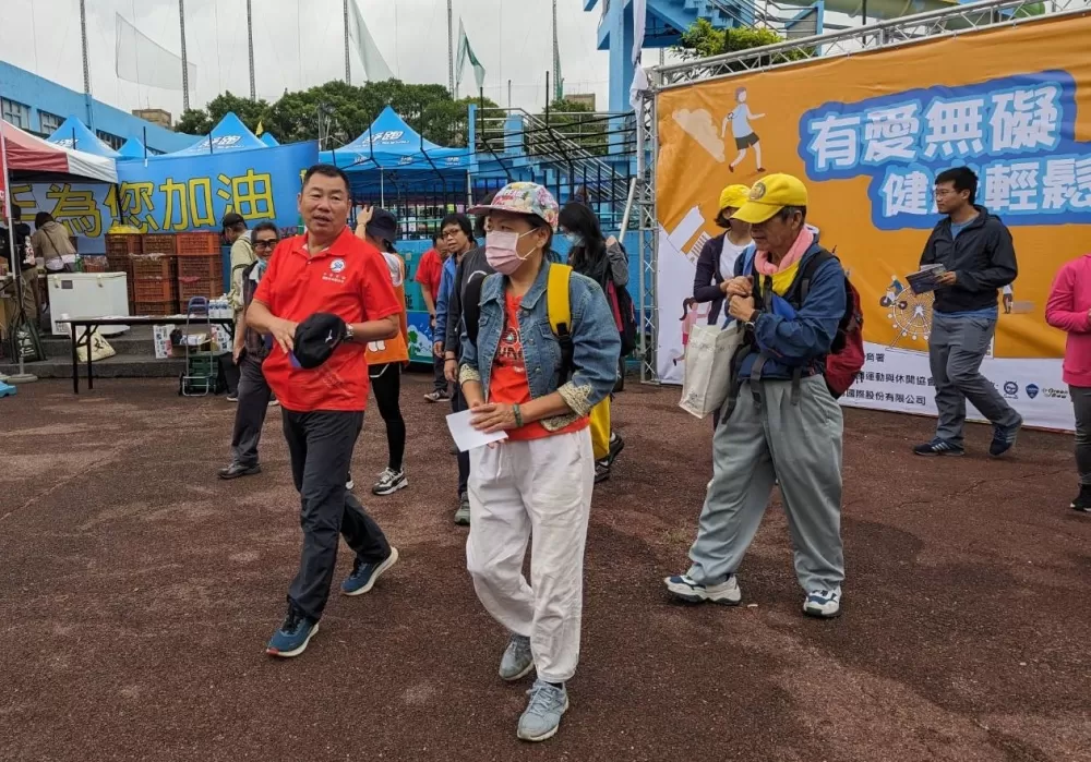 中華民國運動與休閒協會理事長謝清良(左1)帶領大家起走(運休協會提供)。