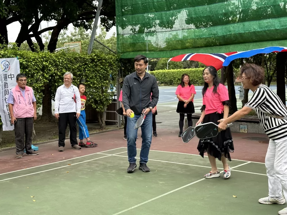臺北市政府體育局長王泓翔（左4）蒞臨開球（運休協會提供）。