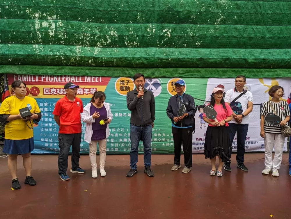 臺北市政府體育局長王泓翔（左4）致詞表示匹克球是一項老少咸宜的運動（運休協會提供）。