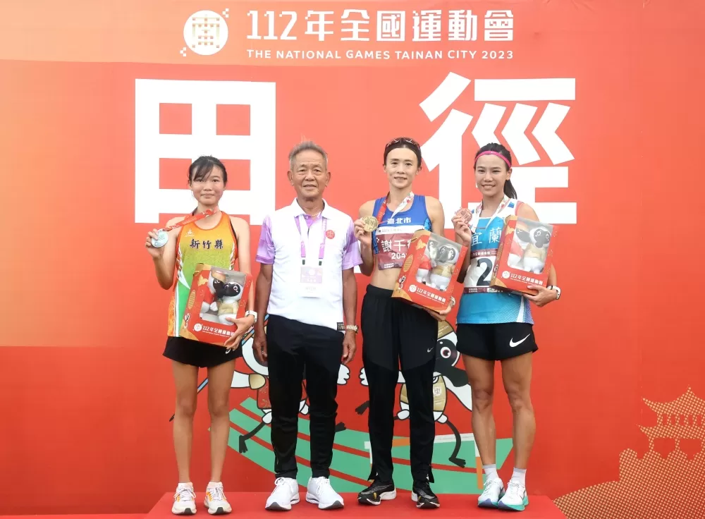 台北市謝千鶴(右二)拿下112年全運田徑賽第一金。林嘉欣/攝影。