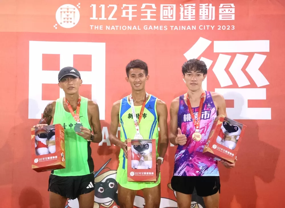 男子1萬公尺前三名周庭印(中)、蔣介文(左)和葉日鴻。林嘉欣/攝影。