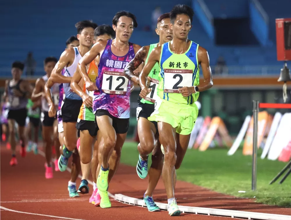 男子1萬公尺前三名周庭印(前起)、蔣介文和葉日鴻。林嘉欣/攝影。
