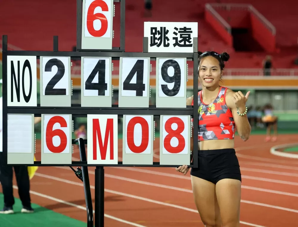 花蓮縣劉立琦在女子跳遠最後一跳以6公尺08逆襲奪金。林嘉欣/攝影。