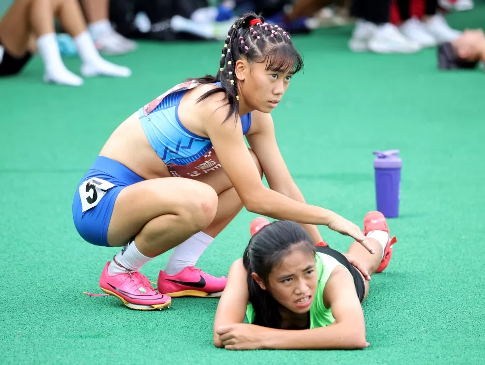 得銀的柳辰諭賽後為奪金的陳羿岑按摩、舒緩。林嘉欣／攝影。