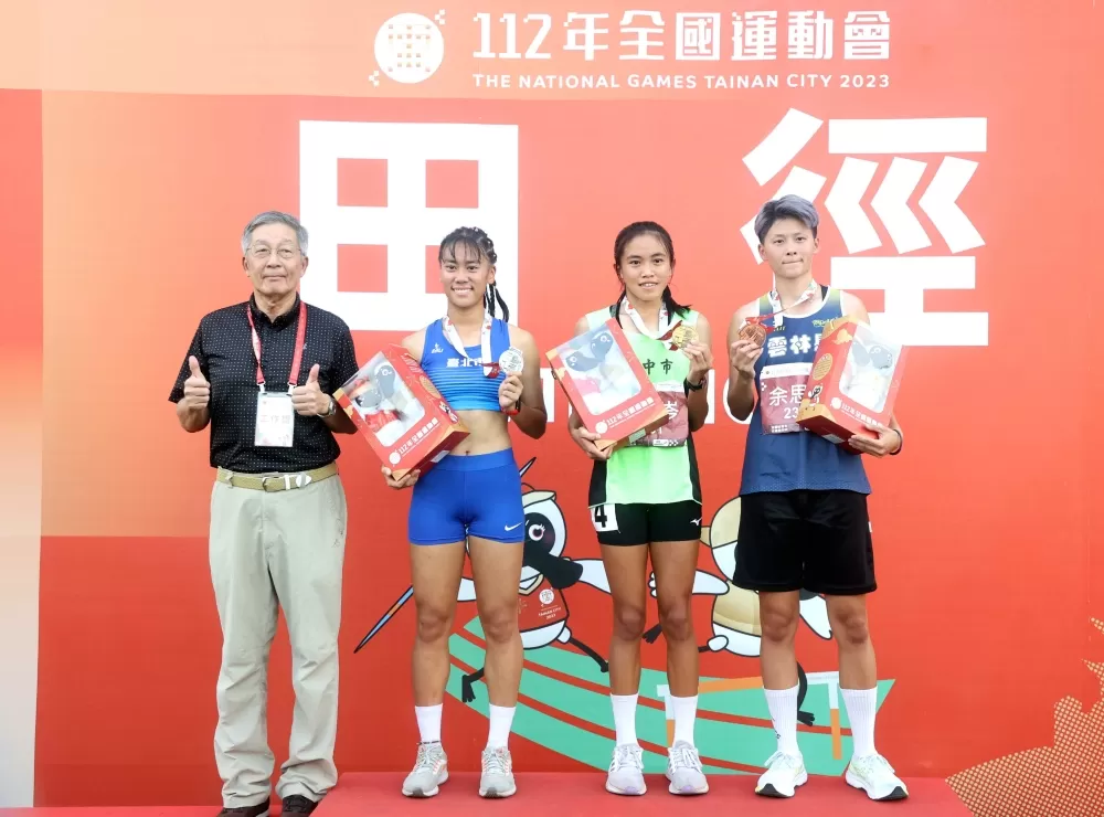 女子四百公尺前三名。林嘉欣／攝影。