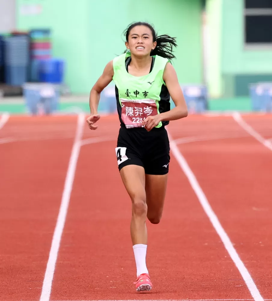 去年才轉練400的陳羿岑奪金，成全運田徑史上最年輕金牌得主。林嘉欣／攝影。