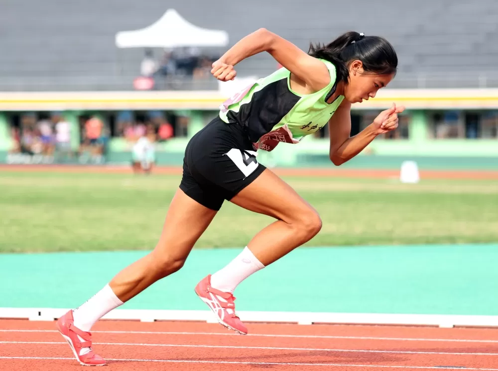去年才轉練400的陳羿岑奪金，成全運田徑史上最年輕金牌得主。林嘉欣／攝影。