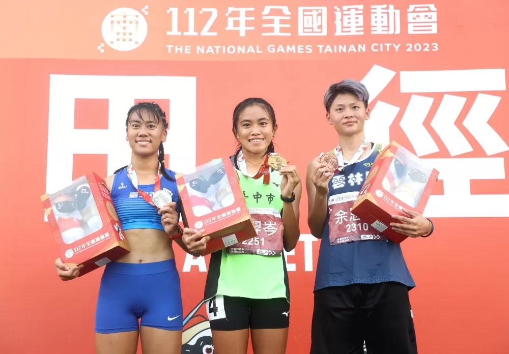 女子四百公尺前三名。林嘉欣／攝影。