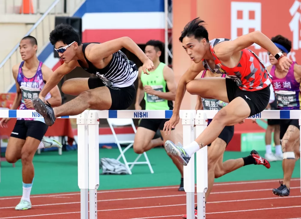 謝元愷（前）破懸10年U20全國紀錄奪金。林嘉欣／攝影。