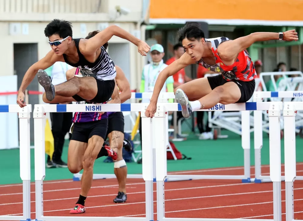 謝元愷（前）破懸10年U20全國紀錄奪金。林嘉欣／攝影。