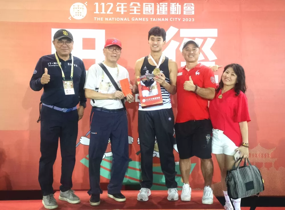 謝元愷(中)破懸10年U20全國紀錄奪金。林嘉欣/攝影。