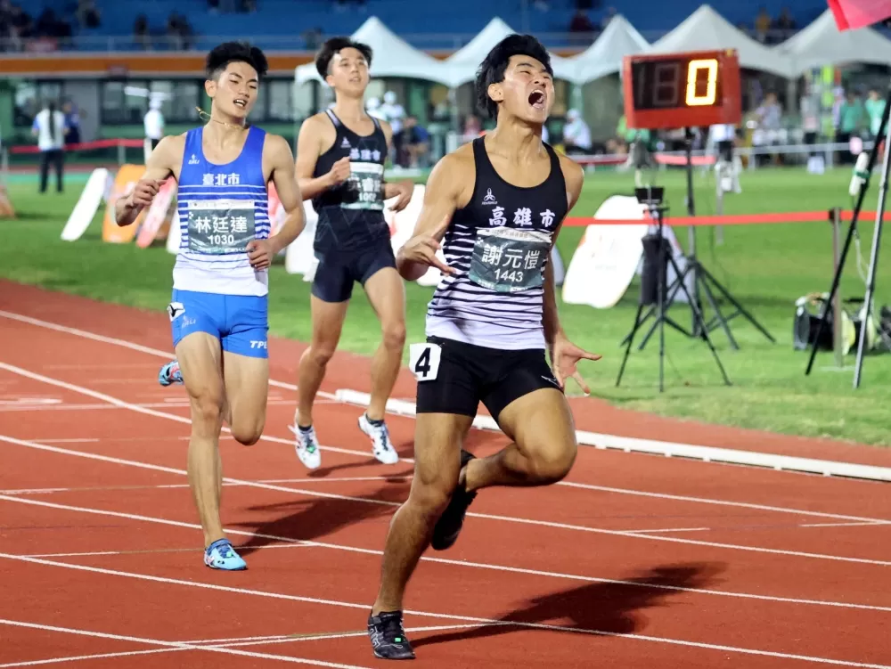 謝元愷（前）破懸10年U20全國紀錄奪金。林嘉欣／攝影。