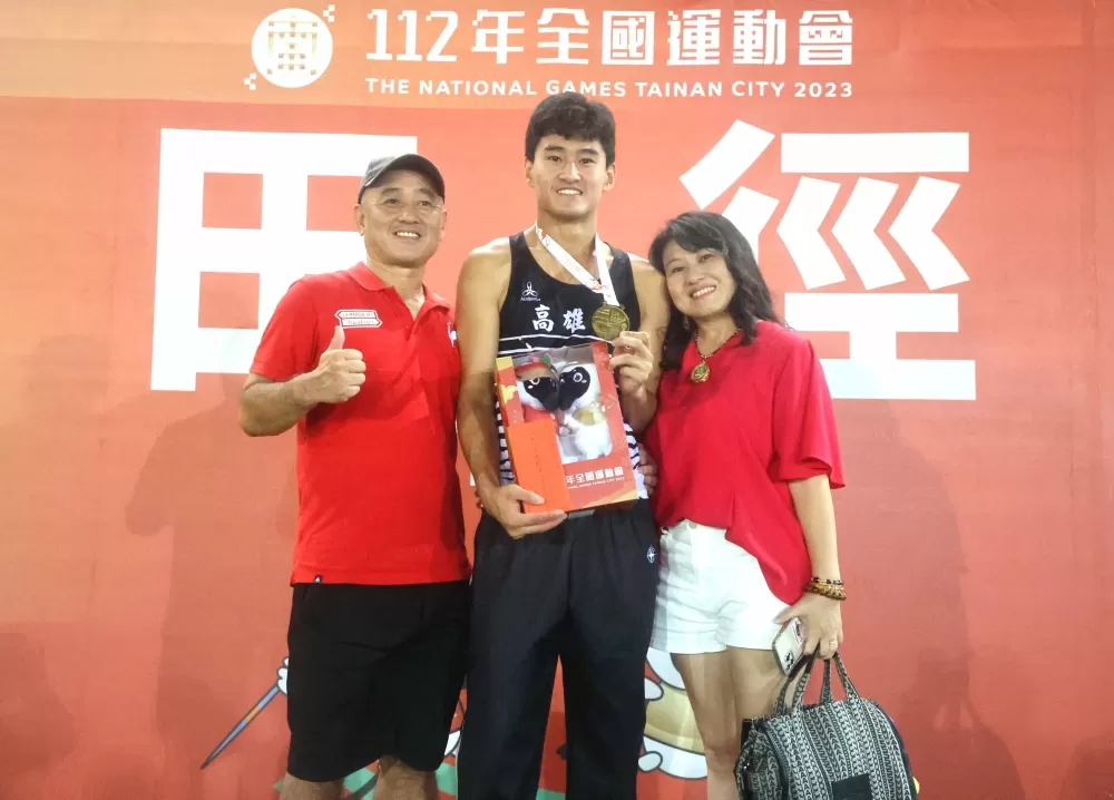 謝元愷和爸媽。林嘉欣／攝影。