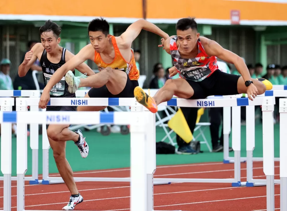 男子110公尺跨欄決賽戰況超激烈。林嘉欣／攝影。