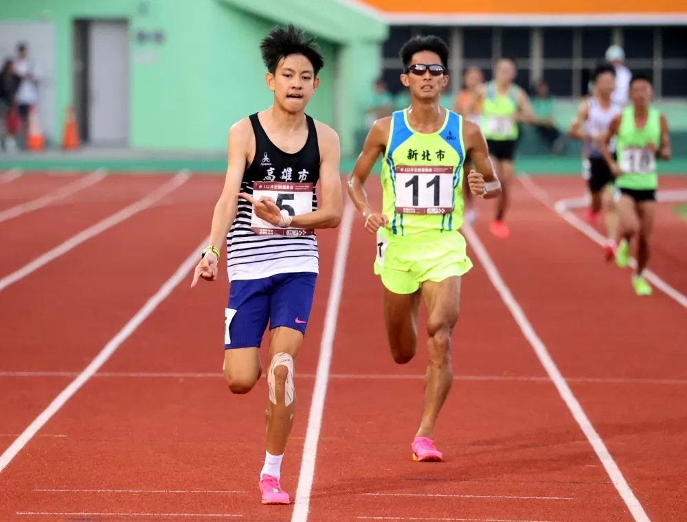 簡子傑(前)是全運史上最年輕的5000公尺金牌。林嘉欣/攝影。