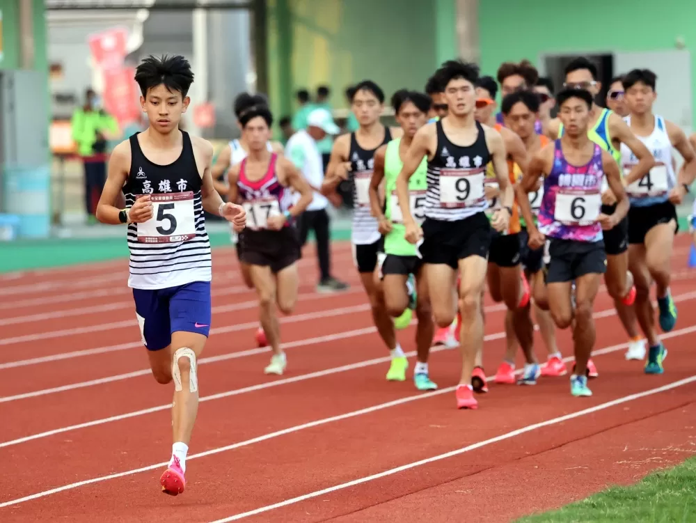 簡子傑(前)是全運史上最年輕的5000公尺金牌。林嘉欣/攝影。