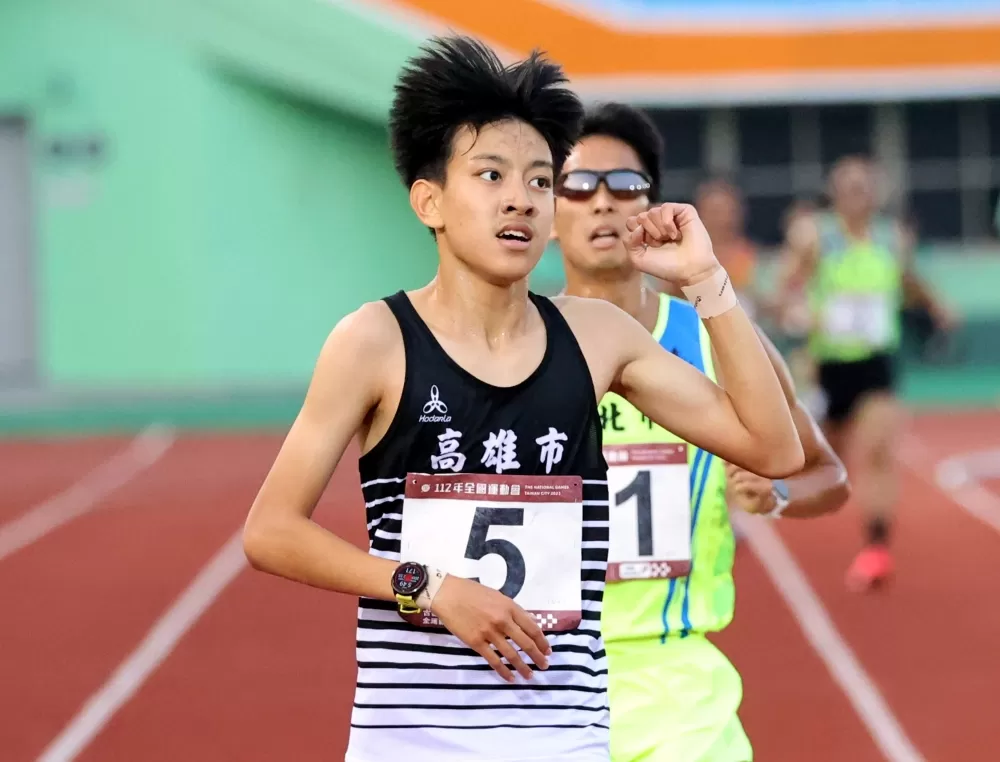 簡子傑(前)是全運史上最年輕的5000公尺金牌。林嘉欣/攝影。