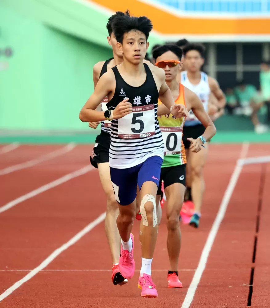 簡子傑(前)是全運史上最年輕的5000公尺金牌。林嘉欣/攝影。