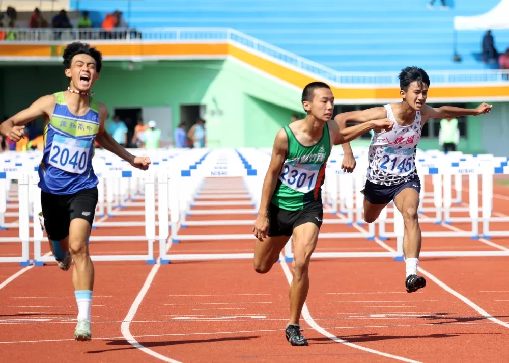 林家恩（左）破大會奪金超嗨。林嘉欣／攝影。