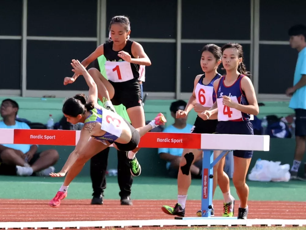 新北錦和高中何依橙（3號）雖跌倒仍奪金破大會。林嘉欣／攝影。