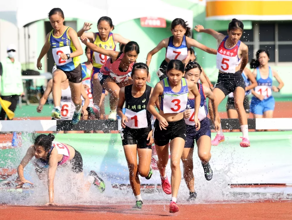 新北錦和高中何依橙（3號）奪金破大會。林嘉欣／攝影。