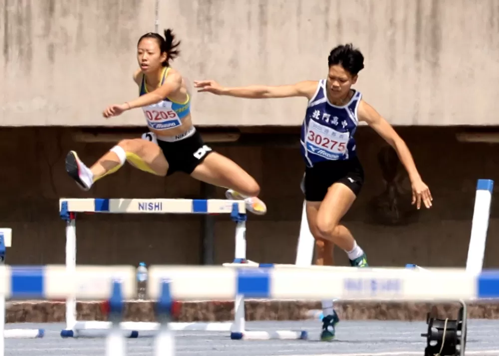 易柏安（右）今年港都盃時撞到第八個欄跌倒。林嘉欣／攝影。