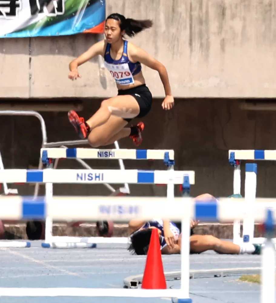 易柏安（倒地者）今年港都盃時撞到第八個欄跌倒。林嘉欣／攝影。