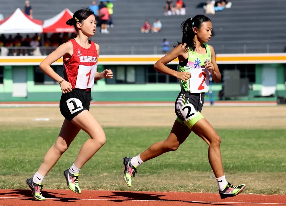 余稜嫻（左）後來居上奪金破大會。林嘉欣／攝影。