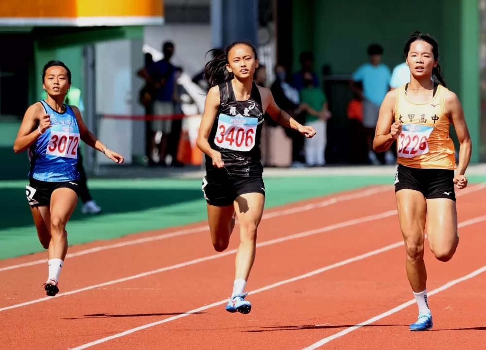 蕭宇倢（中）。