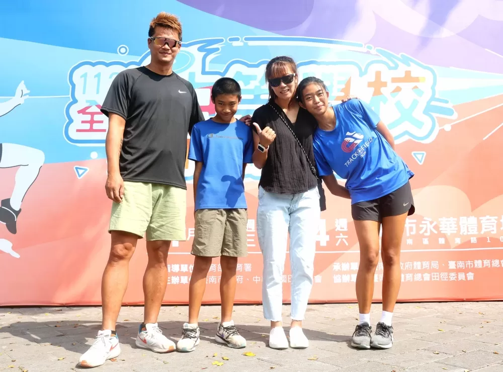 蕭賜斌(左)、呂庭芳和女兒蕭潔、兒子蕭暘都是運動員。林嘉欣/攝影。