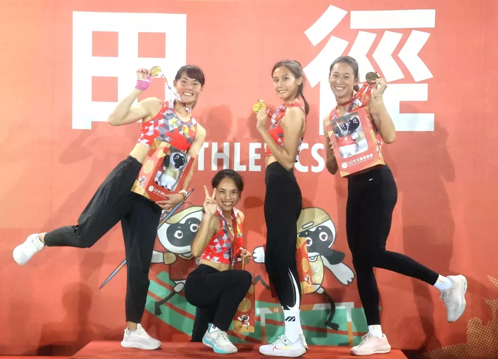 張博雅(右二)在全運奪三金四破大會。林嘉欣/攝影。