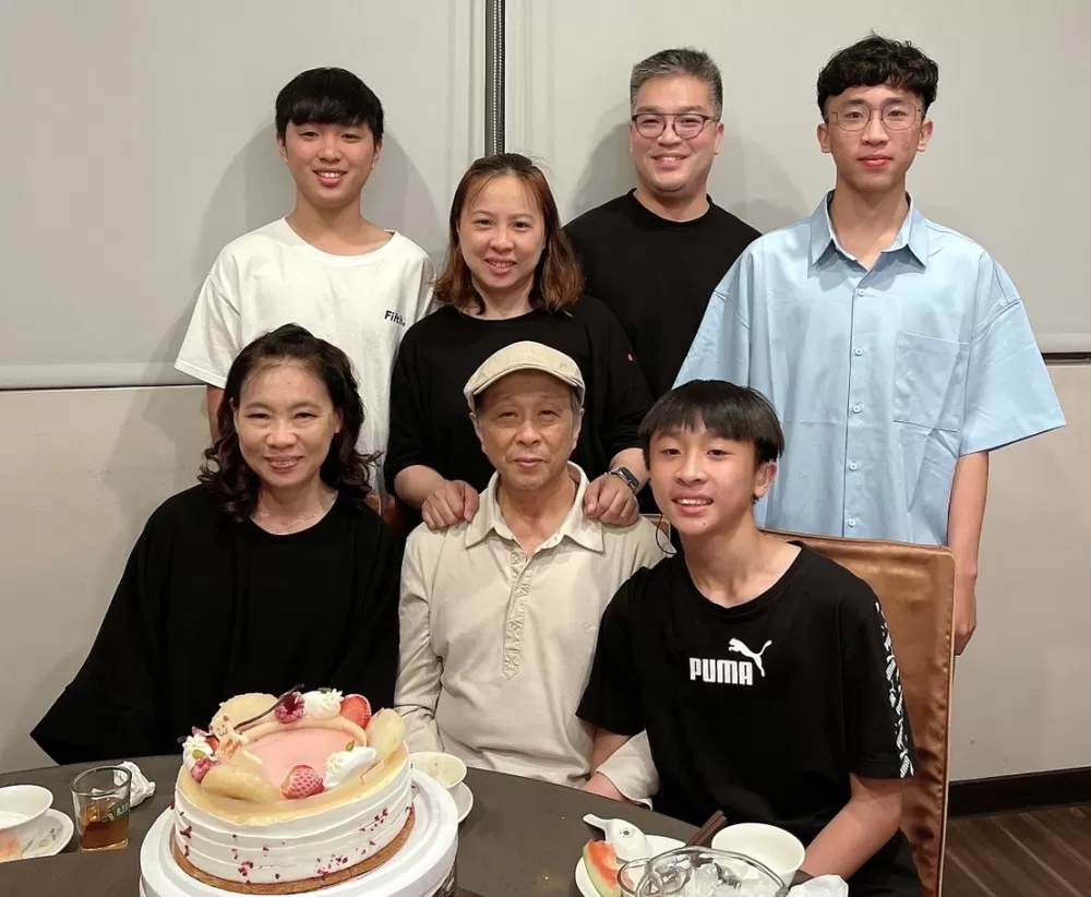 高雄正興國中吳慕安(前排右)和家人。吳俊宏提供。