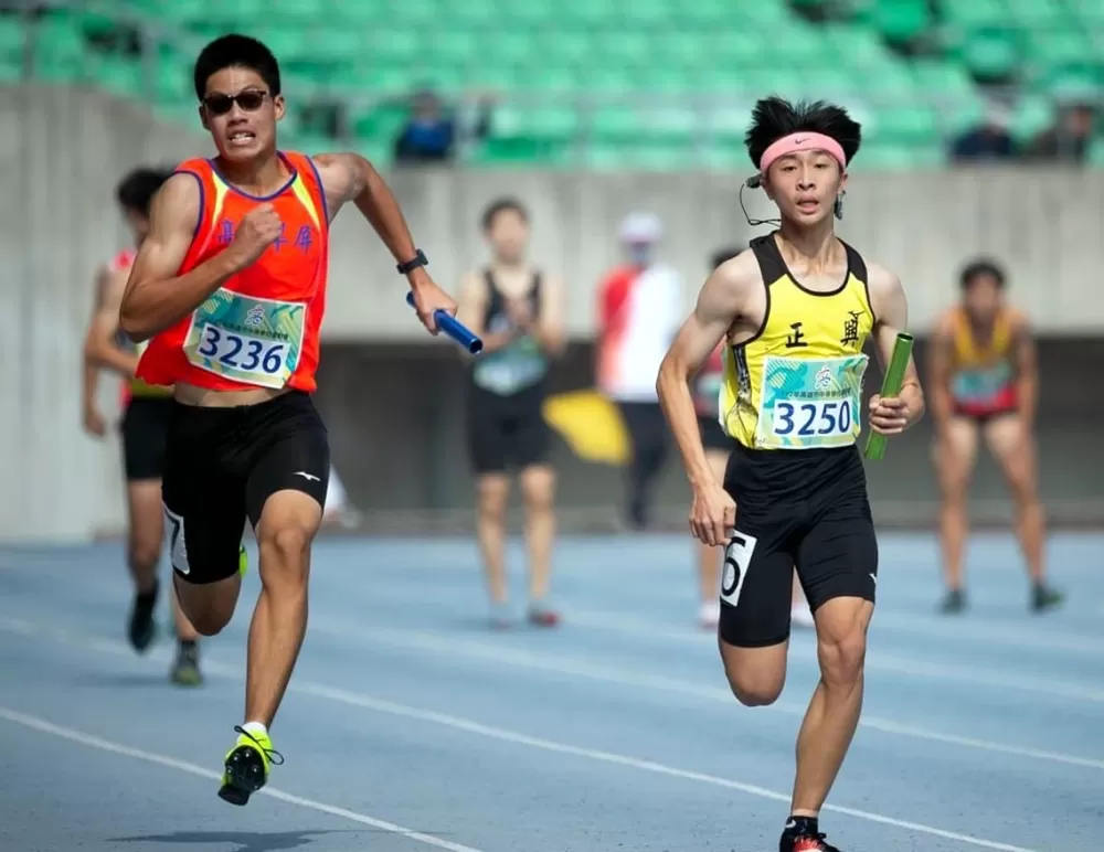 吳慕安（右）在高雄市中運也跑接力。陳錦昌／攝影。