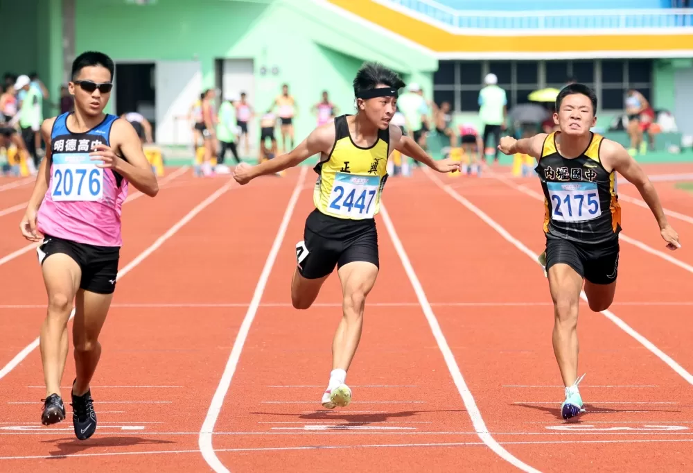 重度聽損的高雄正興國中吳慕安(中)想要為國爭光。林嘉欣/攝影。