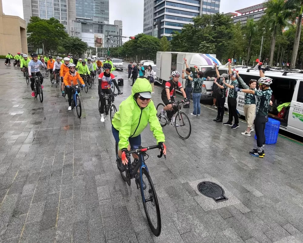 鳴槍出發。自行車新文化基金會提供。
