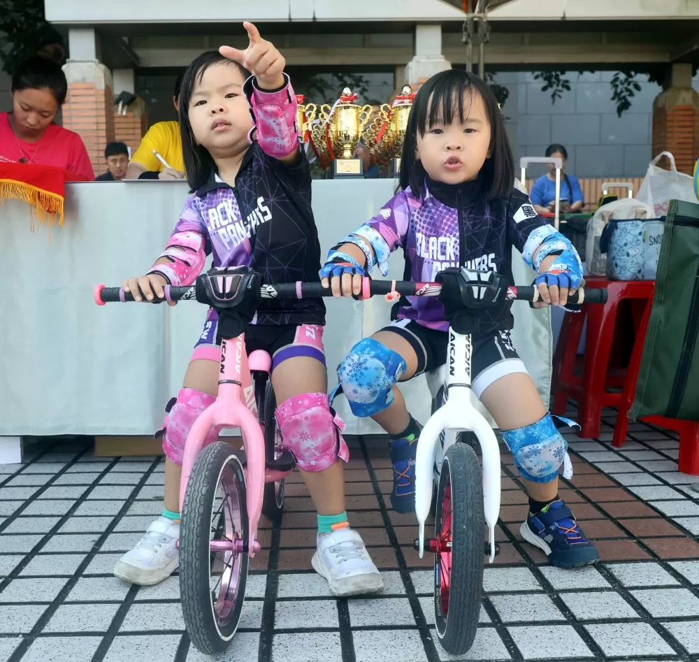 雙胞胎姐妹房品妍/房采樂。中華民國自行車騎士協會提供。