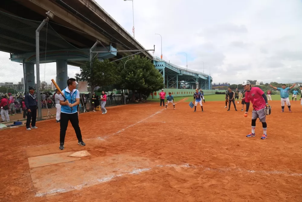 前職棒選手林瀚(右)及李芳儒議員(左)進行開球儀式(大會提供)。