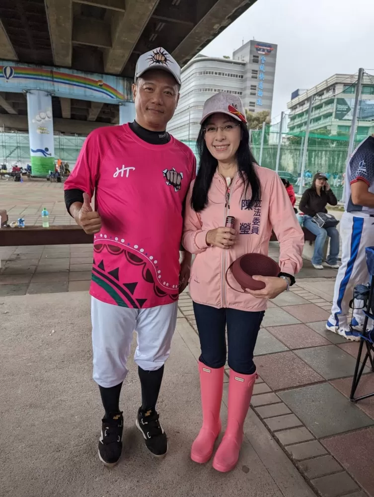 臺灣原住民族多元體藝文化發展協會王字騰理事長與陳瑩立委合影(大會提供)。